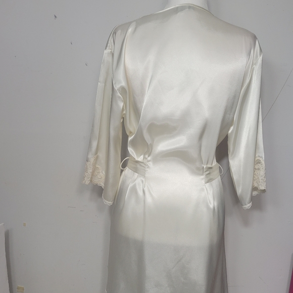 Jones New York vintage satin feel short robe - Picture 2 of 6